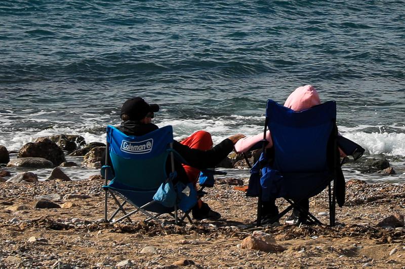 κόσμος σε παραλία στην Γλυφάδα