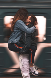 ζευγάρι που αγκαλιάζεται σε σταθμό του μετρό