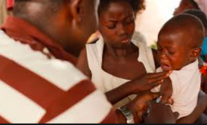 παιδί από την Αφρική που κάνει το εμβόλιο