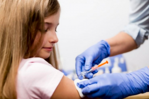 κορίτσι που κάνει εμβόλιο