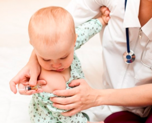 μωρό που κάνει Tdap εμβόλιο
