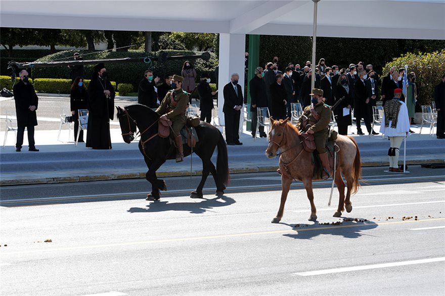 στρατιωτική παρέλαση έφιπποι